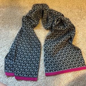 Light and dark gray Michael Kors scarf with pink trim, excellent condition